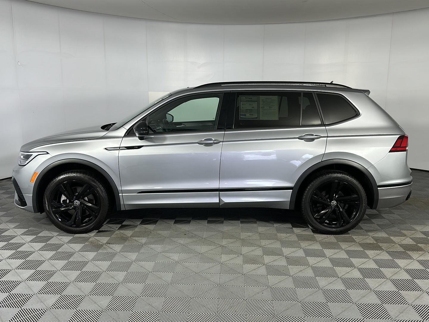 Used 2024 Pyrite Silver Metallic Volkswagen SE R-Line Black image 5