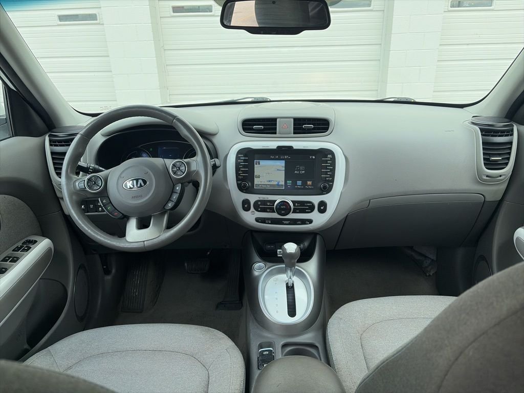 Used 2017 White Kia Base image 21