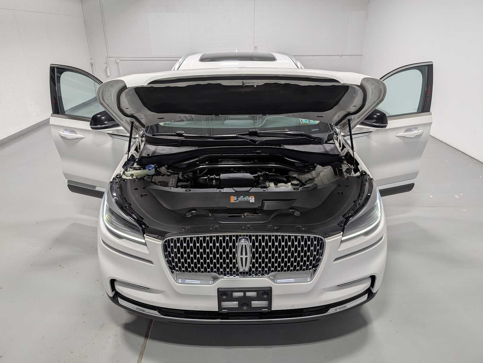 Used 2023 Pristine White Lincoln Reserve image 13