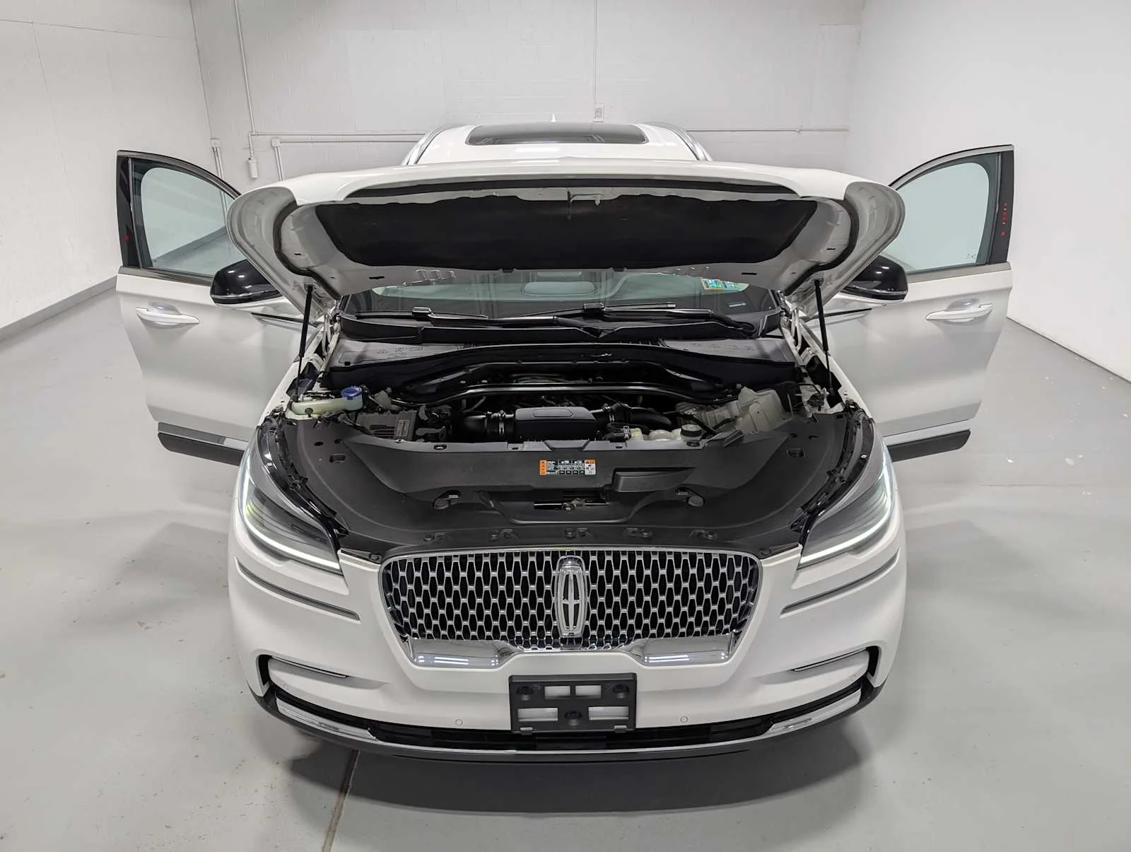 Used 2023 Pristine White Lincoln Reserve image 13