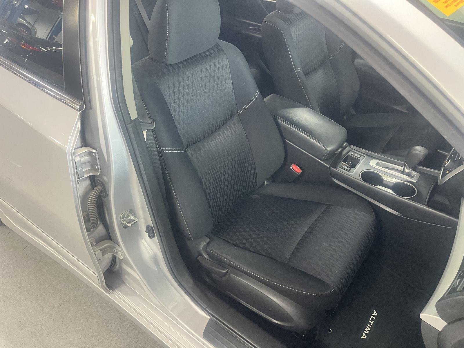 Used 2017 Brilliant Silver Nissan 2.5 SV image 15