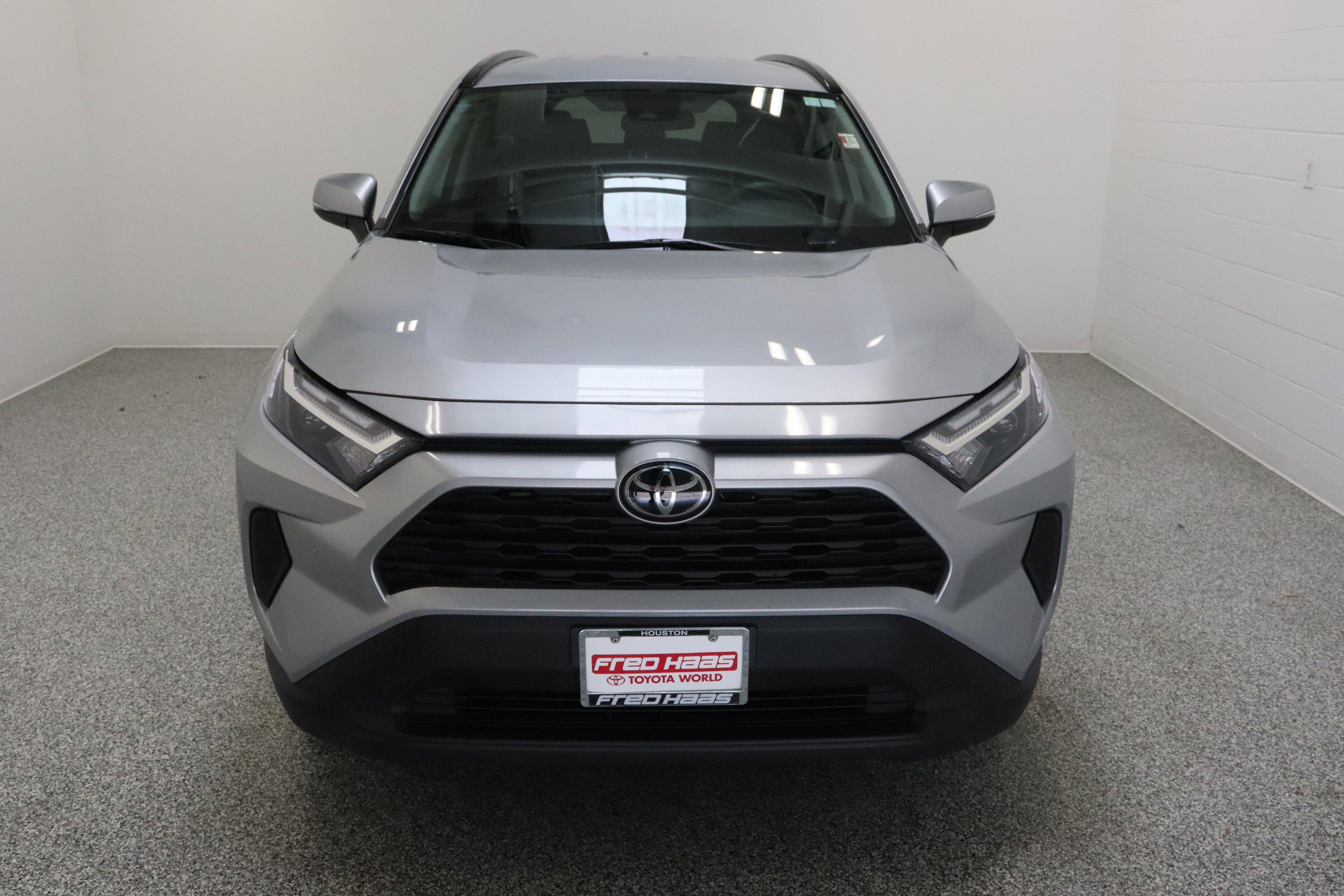 Used 2025 Silver Sky Metallic Toyota XLE 2.5L image 3
