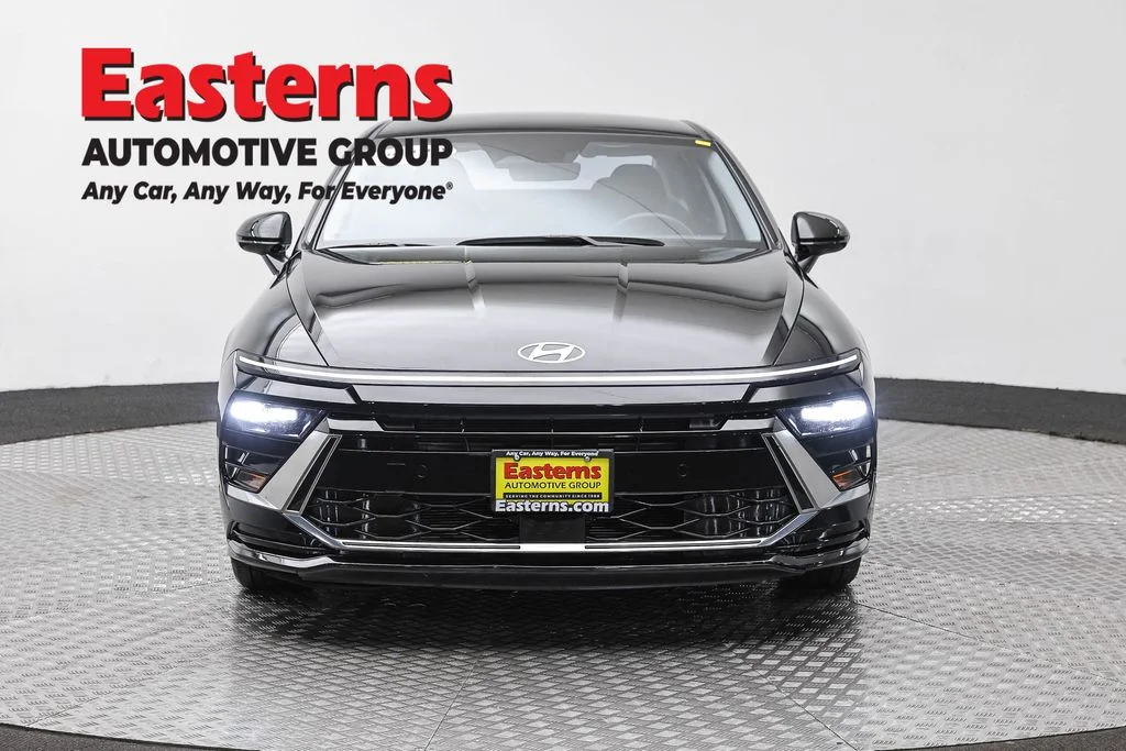 Used 2025 Black Hyundai SEL image 2