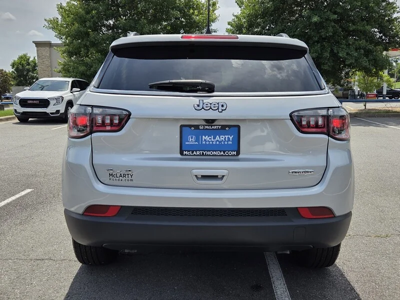Used 2024 Silver Zynith Metallic Clearco JEEP LATITUDE image 4