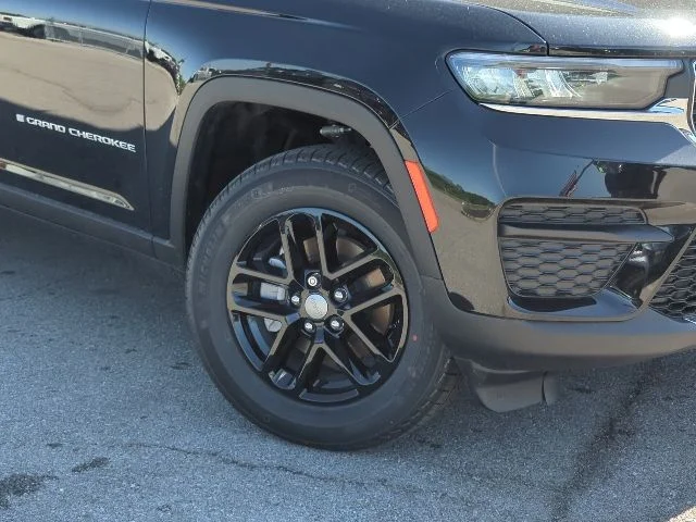 New 2026 Diamond Black Crystal Pearl-Coat Exterior Paint Jeep Laredo X image 2