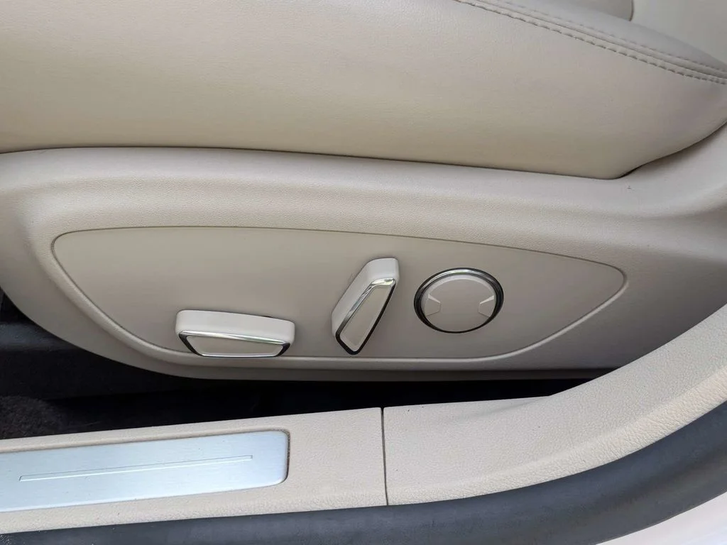 Used 2017 White Lincoln Premiere image 18