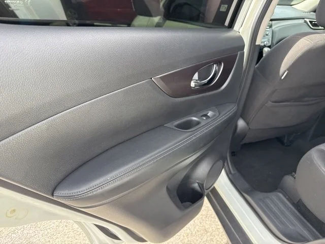 Used 2016 White Nissan SV image 25