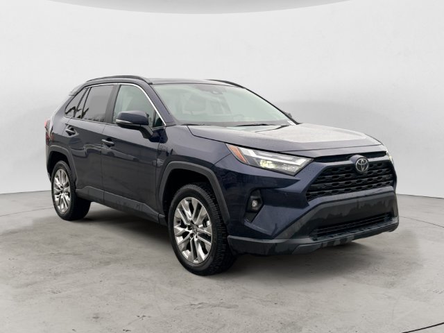 Used 2025  Toyota XLE Premium image 3