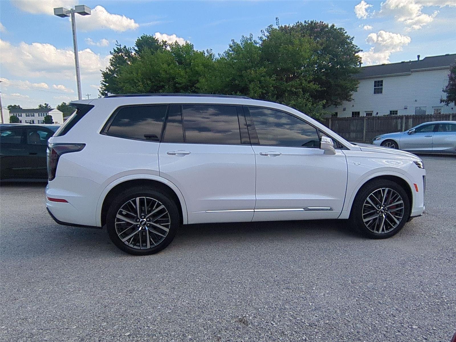 Used 2022 Crystal White Tricoat Cadillac Sport image 6