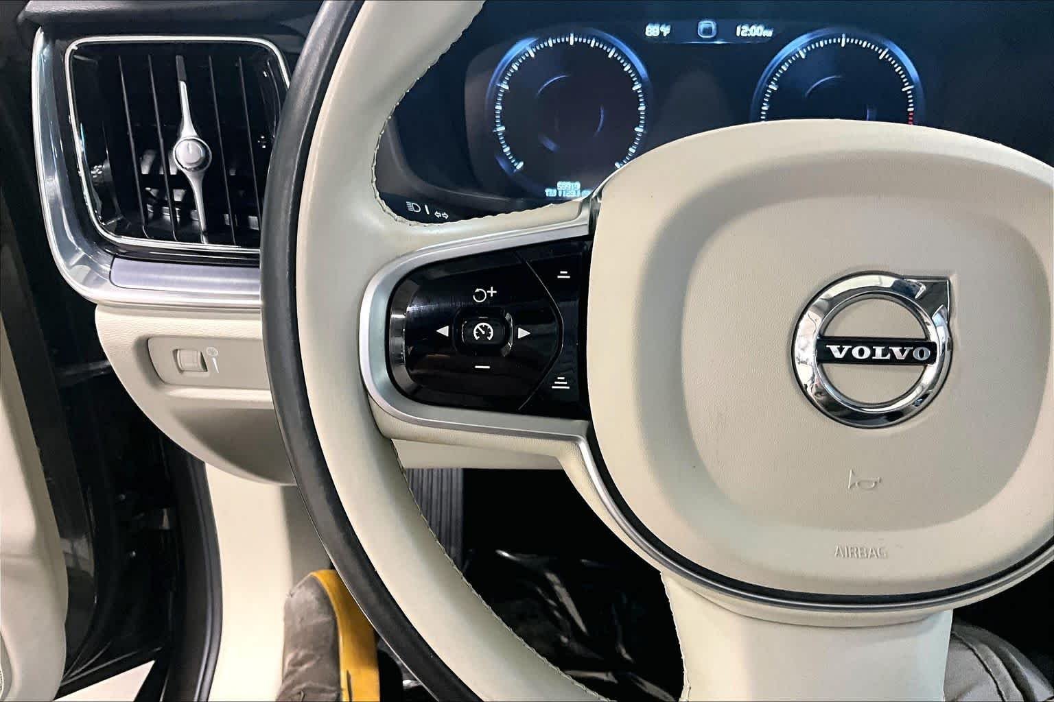 Used 2020 Pine Grey Metallic Volvo  image 23