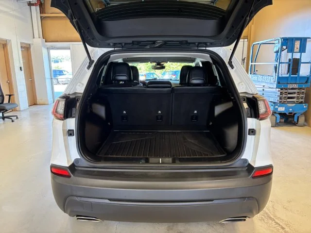 Used 2022 White Jeep Latitude Lux image 23