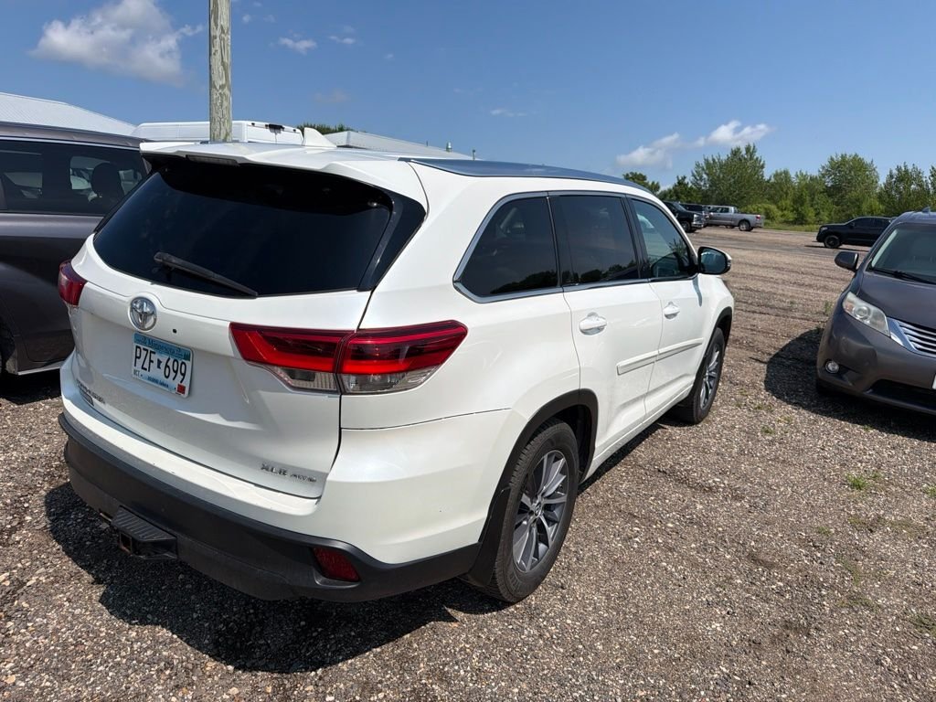 Used 2018 White Toyota XLE image 5