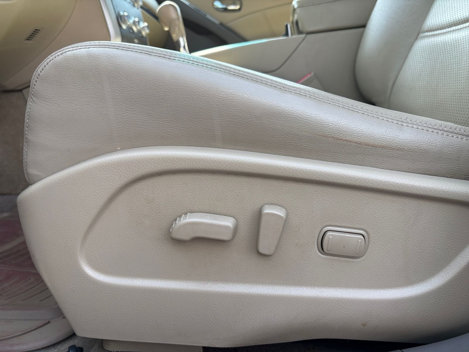 Used 2014 Brown Nissan SL image 23