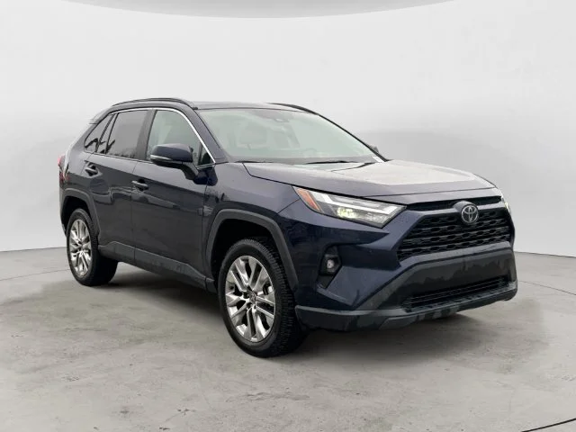 Used 2025  Toyota XLE Premium image 3
