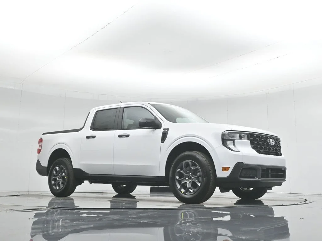 New 2026 Oxford White Ford XLT image 4