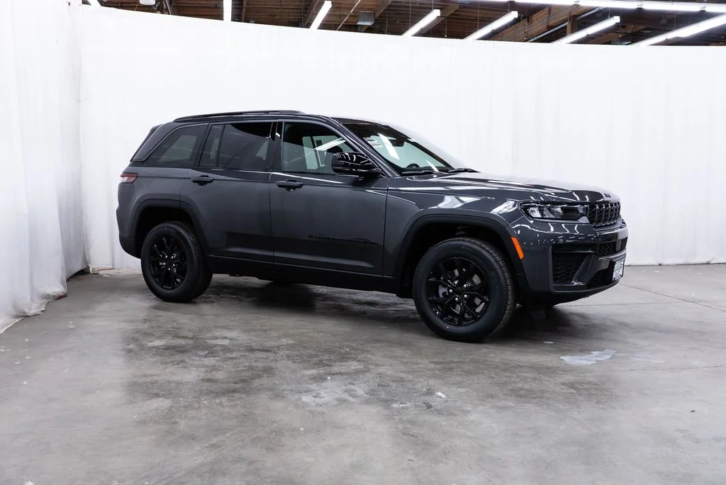 2026 Jeep Grand Cherokee Laredo Altitude 4x4's photo
