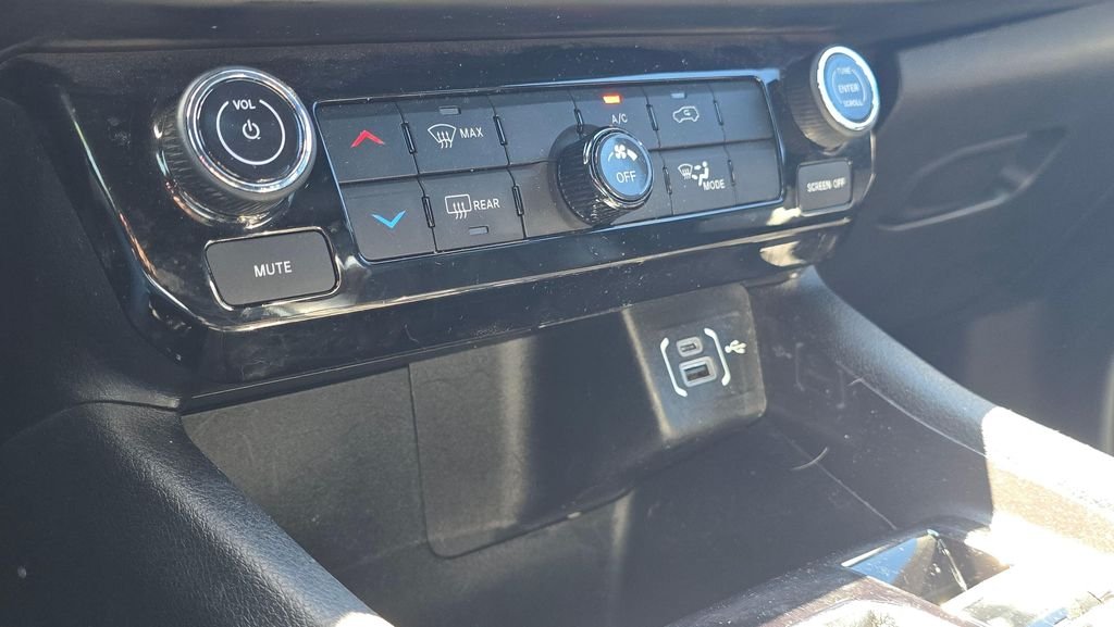 Used 2024 Baltic Gray Metallic Clearcoat Jeep Latitude image 32