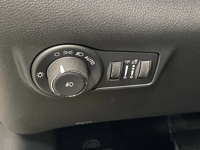 New 2026 Diamond Black Crystal Pearlcoat Jeep Latitude image 24