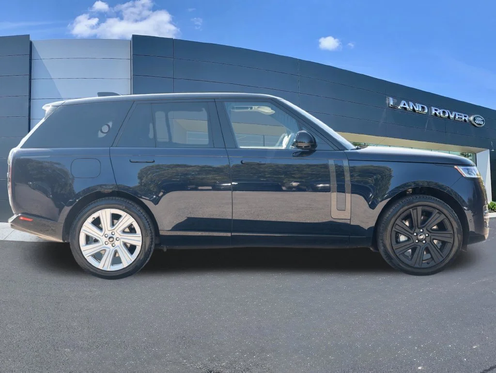 Used 2023 Blue Land Rover SE image 8