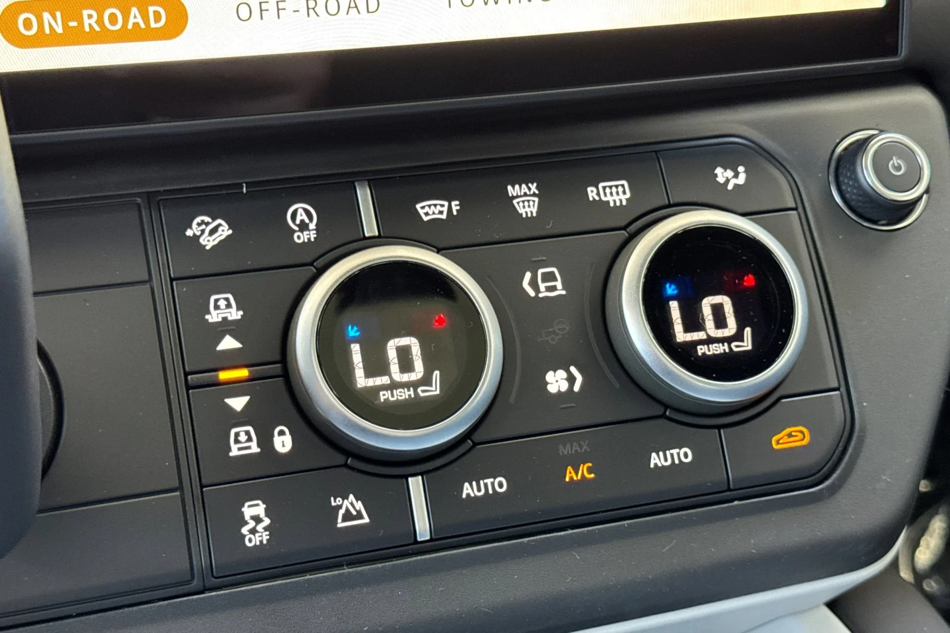 New 2026 Fuji White Land Rover X-Dynamic SE image 23