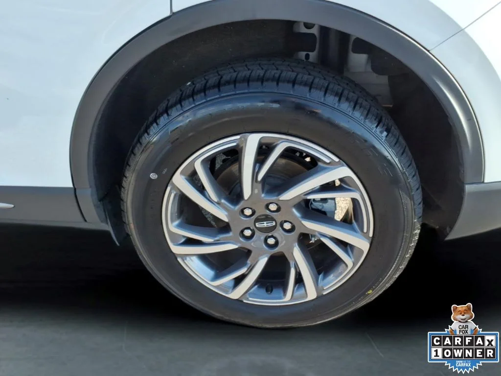 Used 2023 White Lincoln Standard image 12