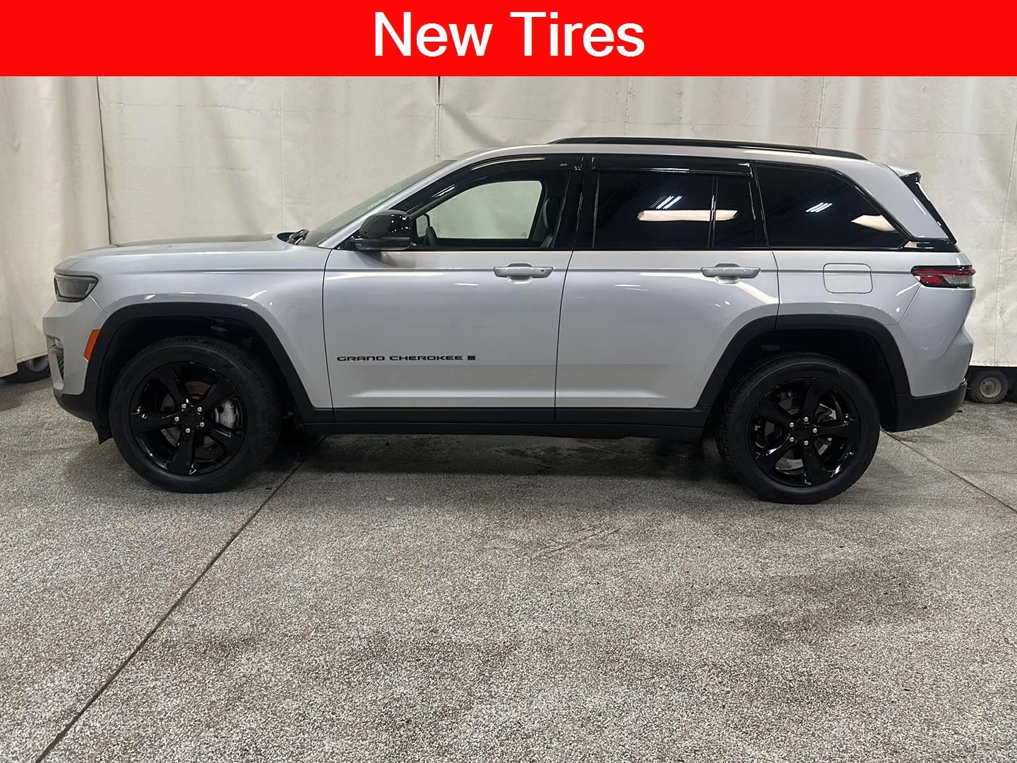Used 2024 Silver Zynith Jeep Limited image 2