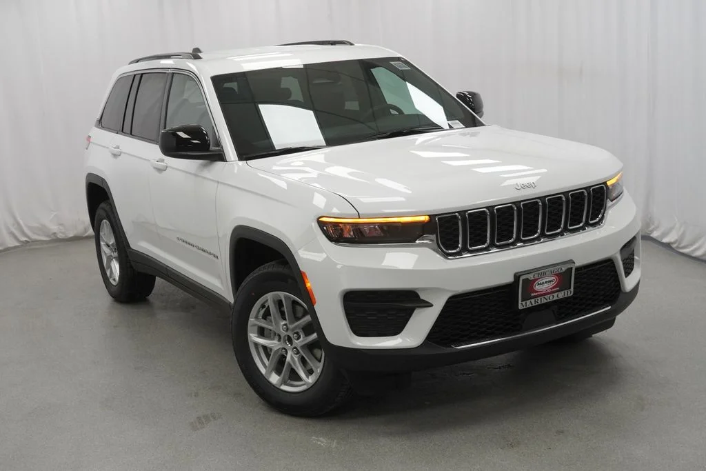 New 2026 Bright White Clear-Coat Exterior Paint Jeep Laredo image 8