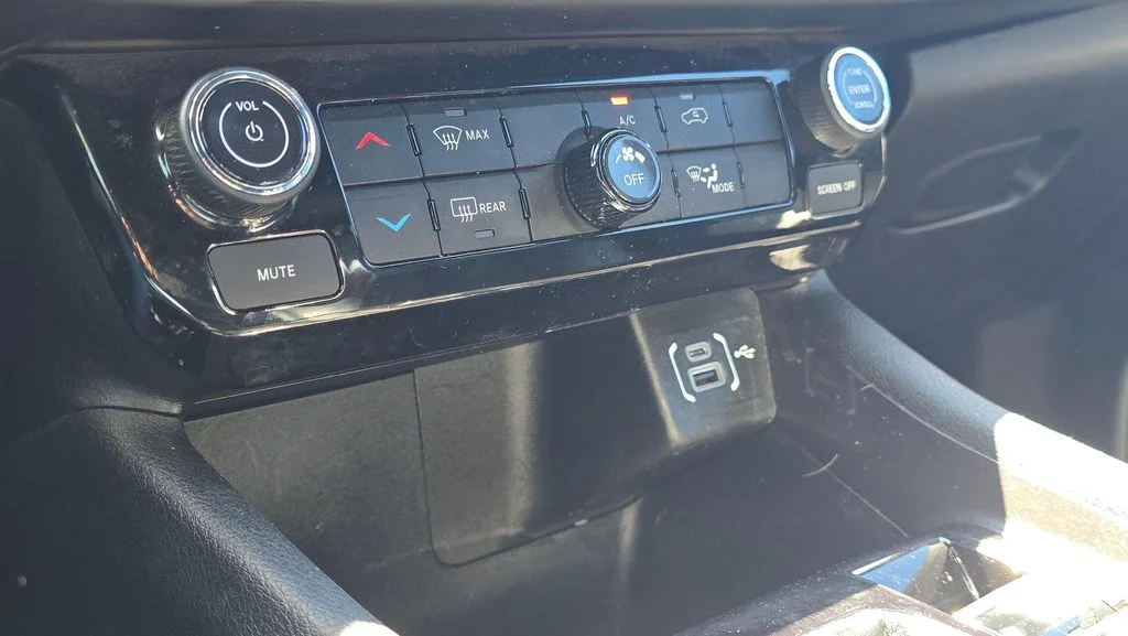 Used 2024 Baltic Gray Metallic Clearcoat Jeep Latitude image 32