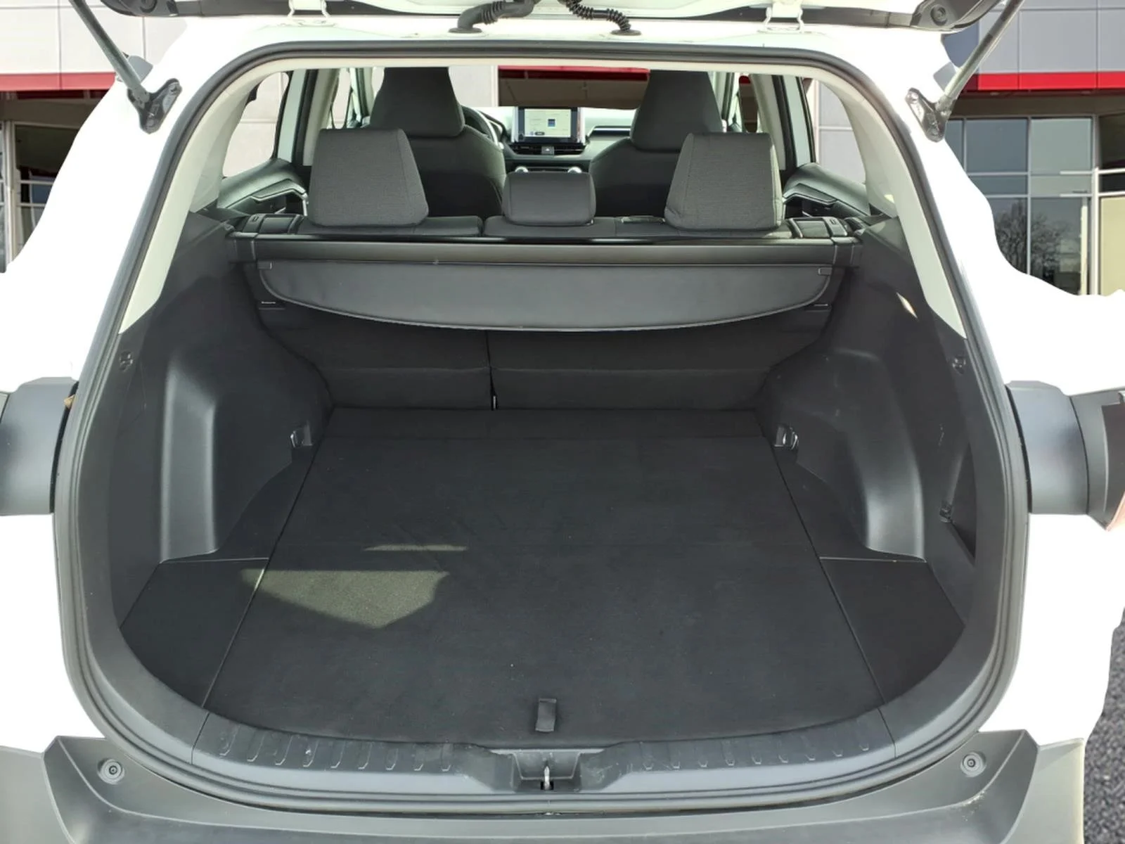 2024 Toyota RAV4 XLE - Photo 19