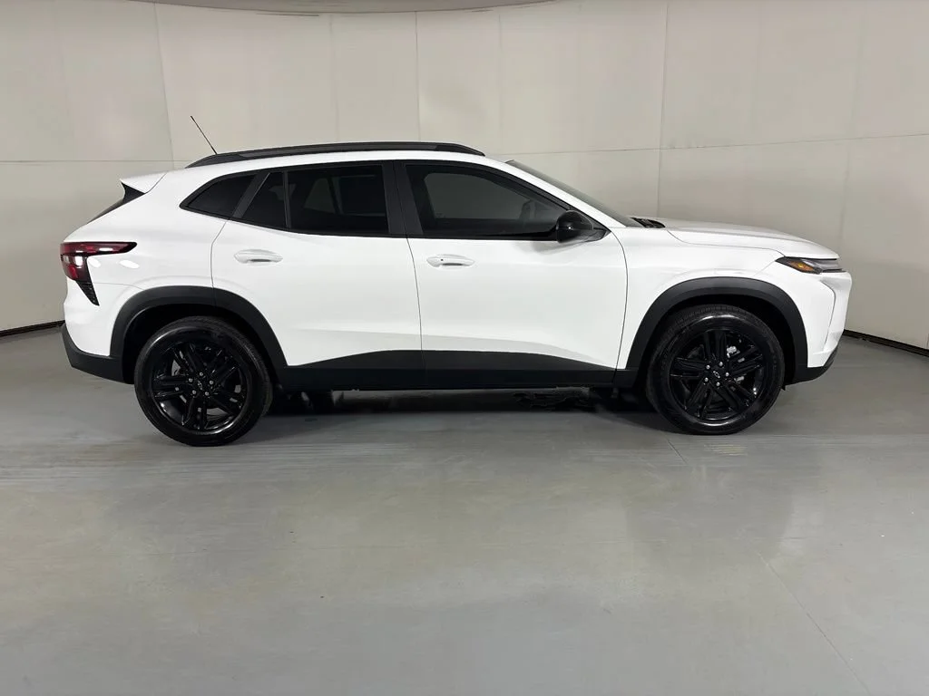 New 2026 Summit White Chevrolet ACTIV image 11