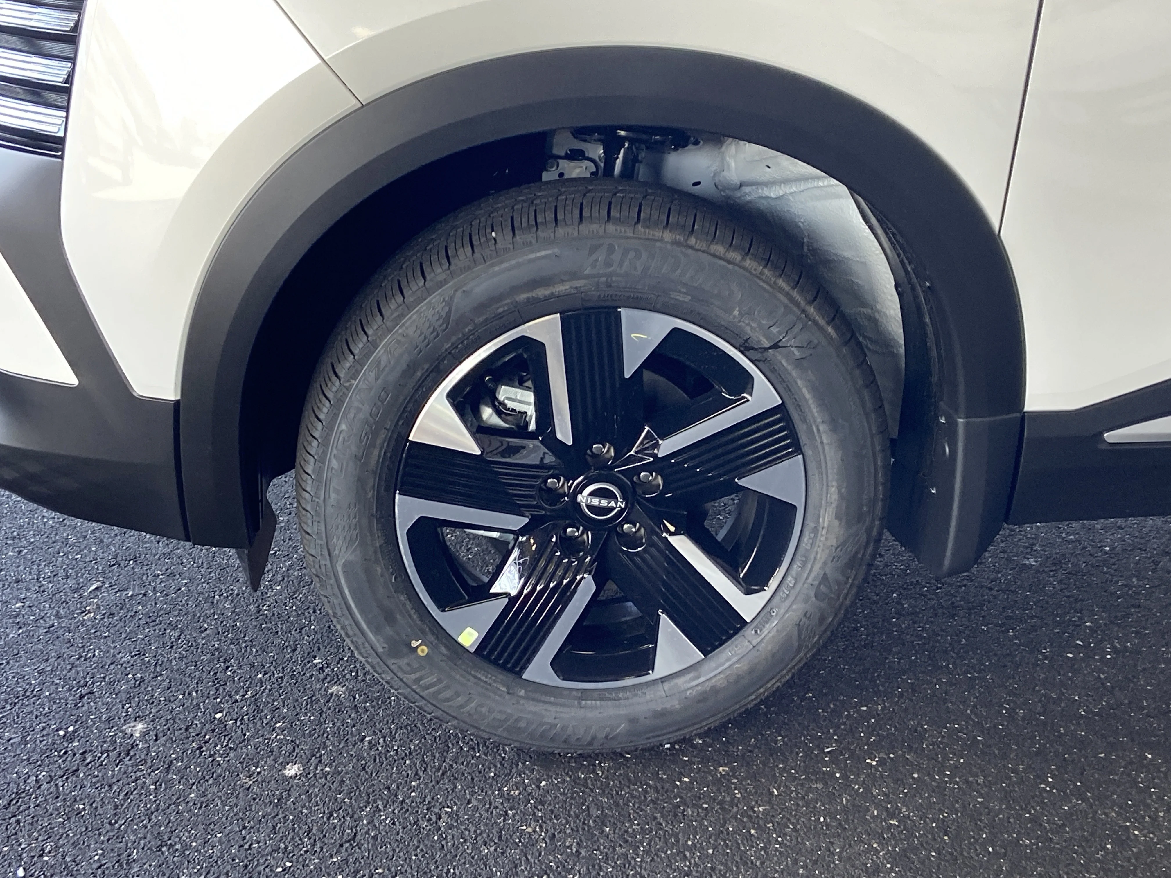 New 2026 Aspen White Tricoat/Super Black Nissan SV image 9