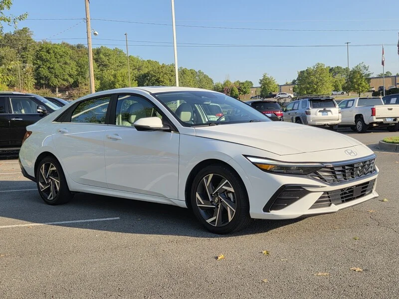 Used 2025 White HYUNDAI LIMITED image 4