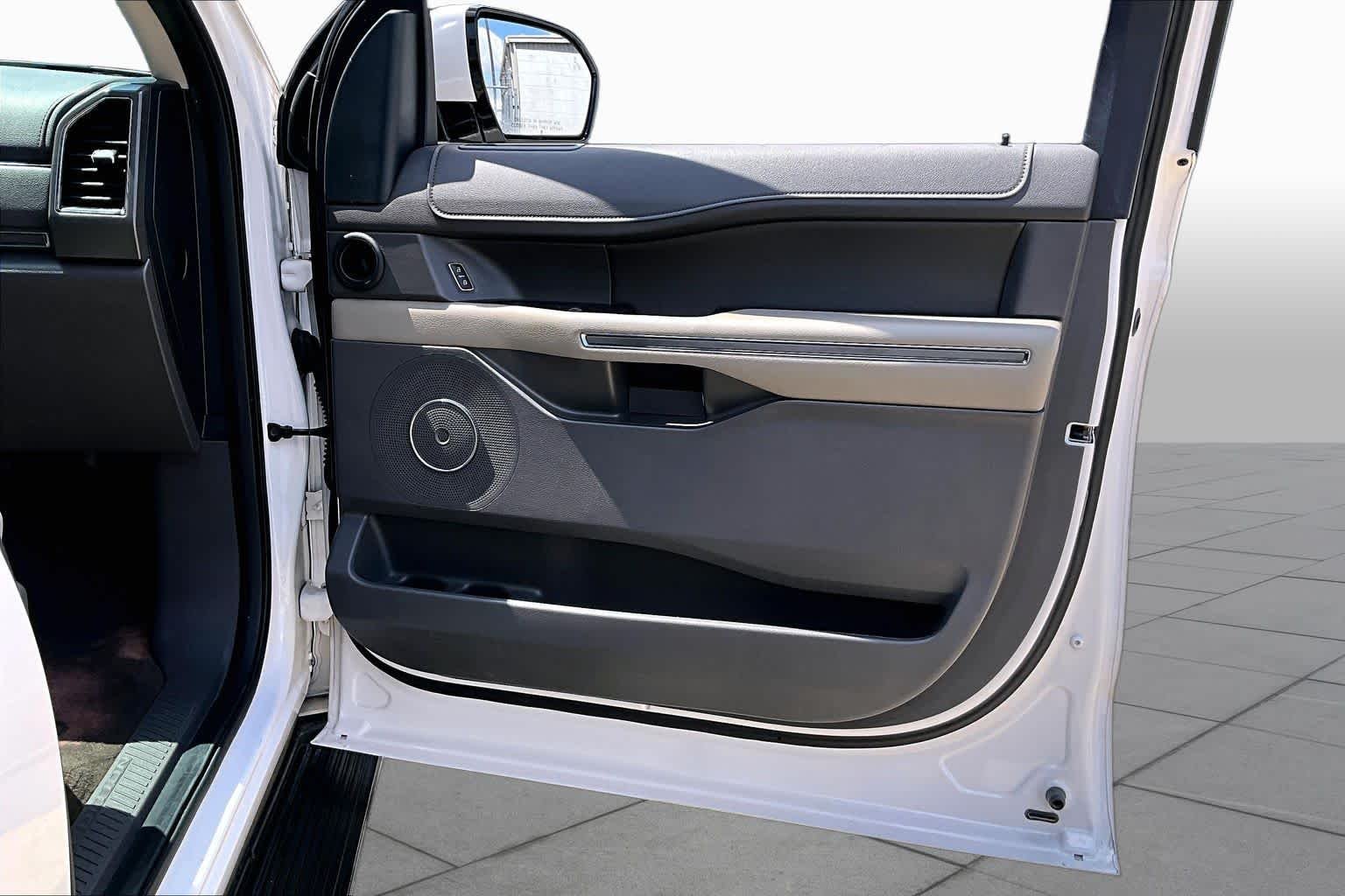 Used 2018 White Platinum Metallic Tri-Coat Ford XLT image 23