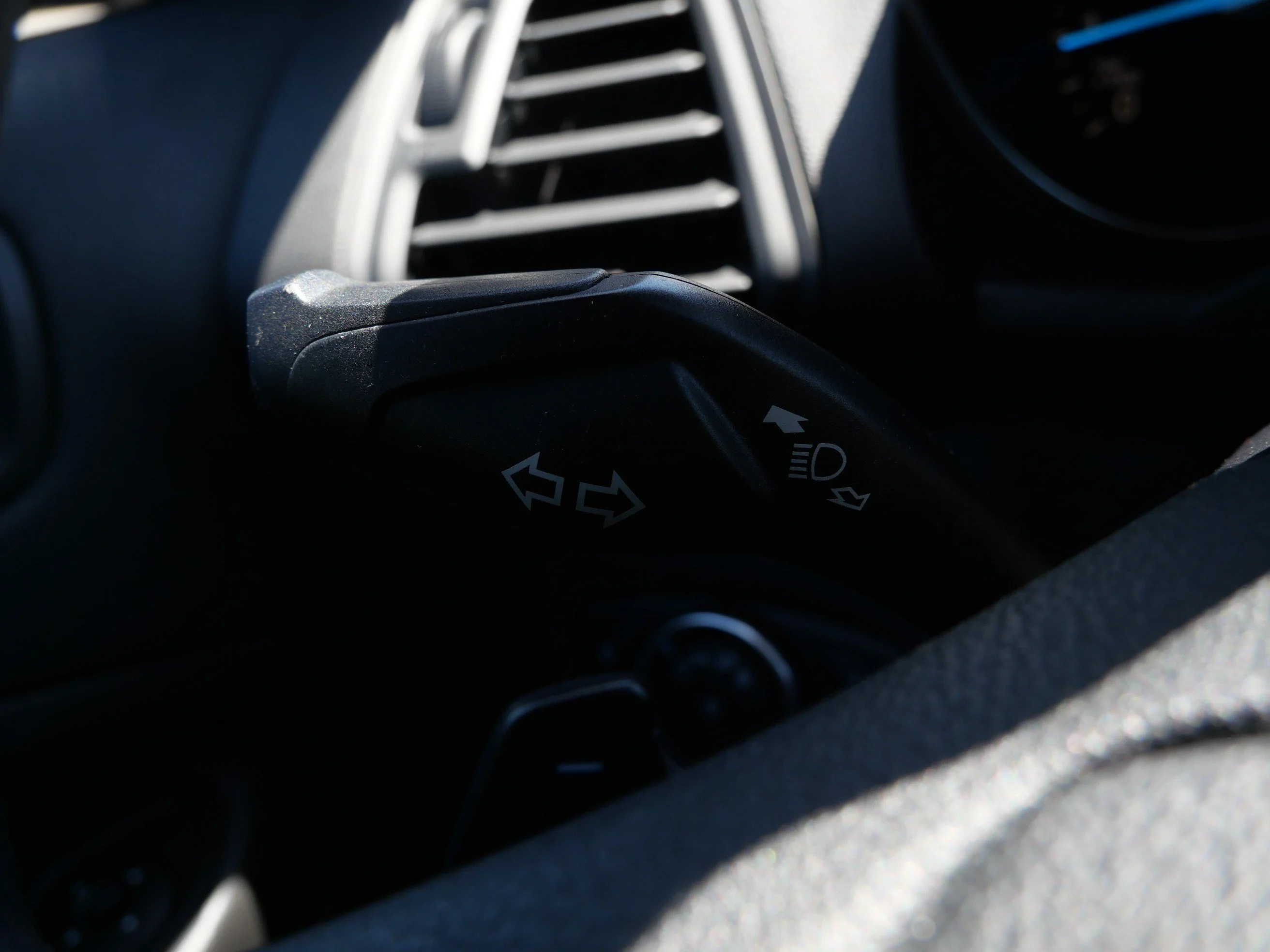 Used 2017 Lightning Blue Metallic Ford SE image 33