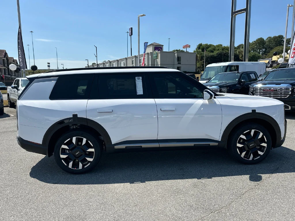 New 2027 White Kia S image 8