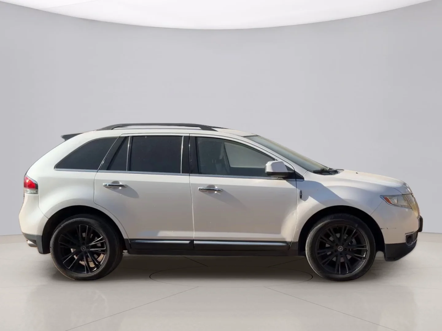 Used 2011 White Lincoln AWD image 6