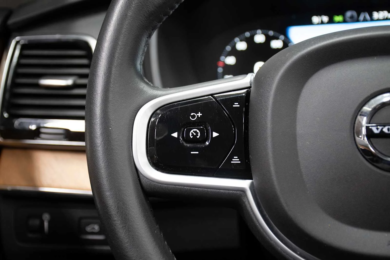 Used 2022 Thunder Grey Metallic Volvo Momentum image 18