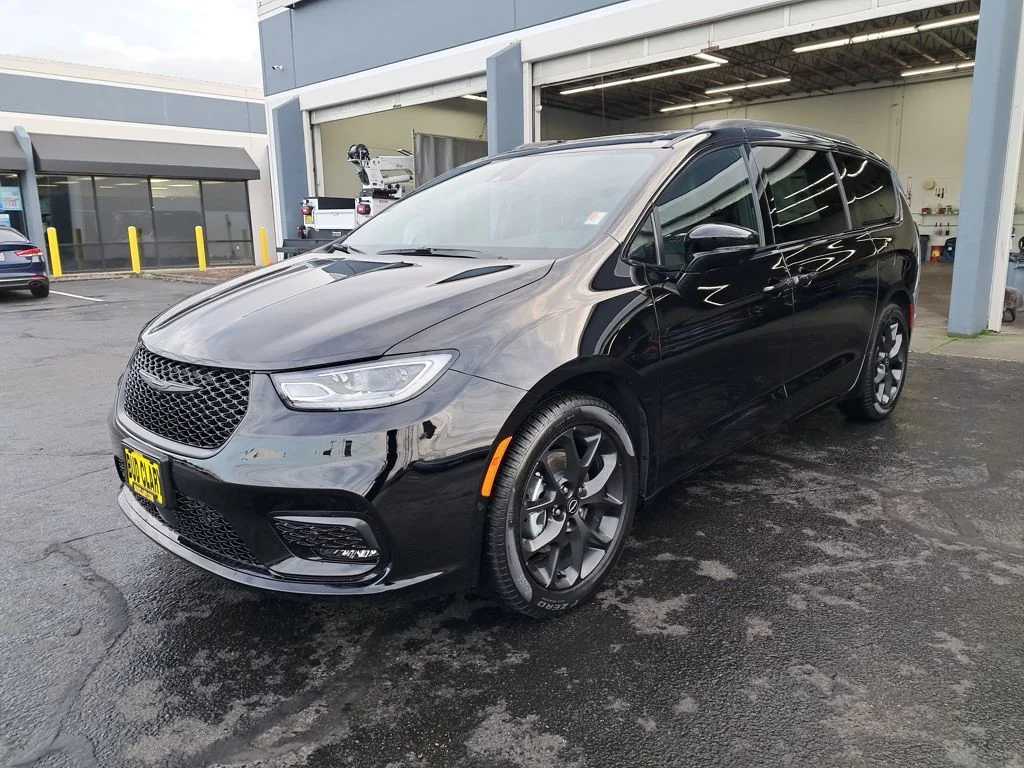 2026 Chrysler Pacifica Select's photo