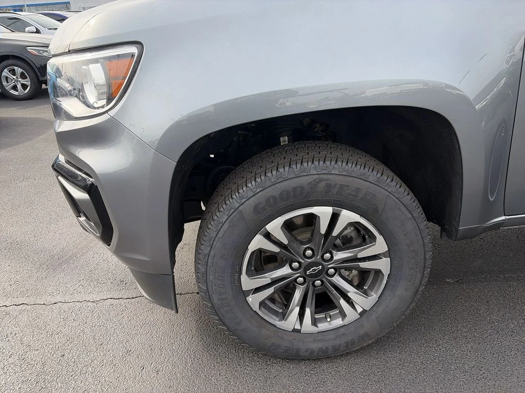 Used 2022 Gray Chevrolet Z71 image 16