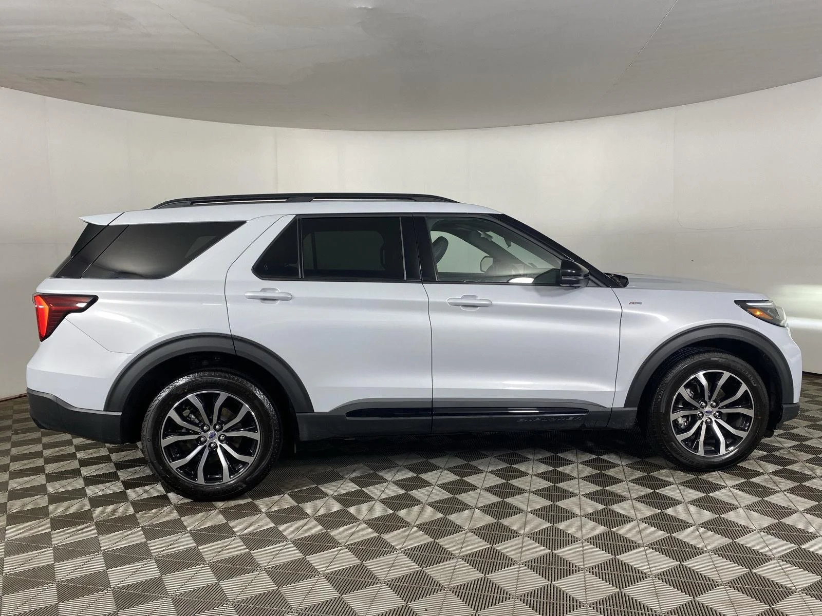New 2026 Space White Metallic Ford ST-Line image 8
