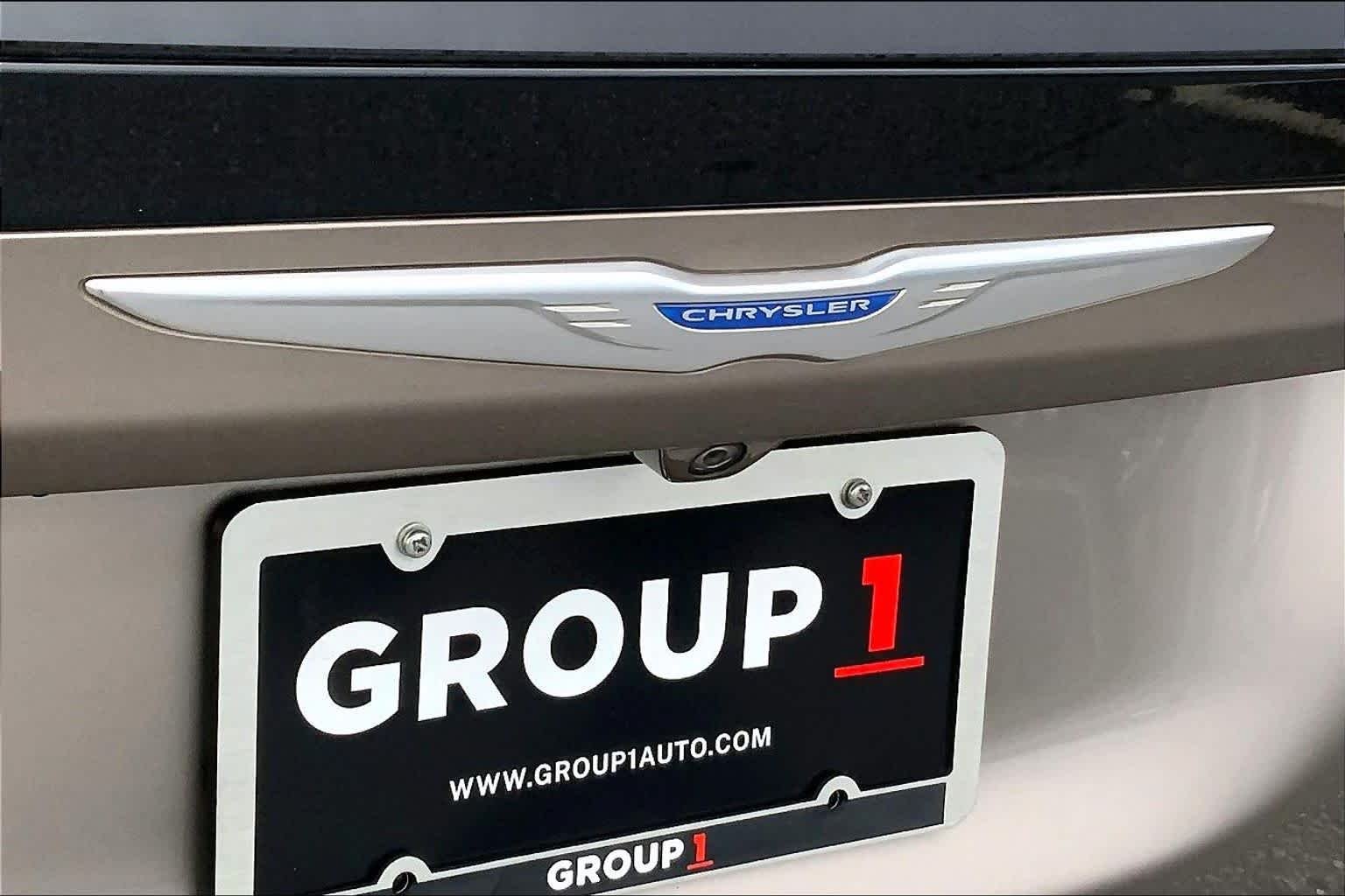 Used 2018 Molten Silver Chrysler Touring Plus image 10