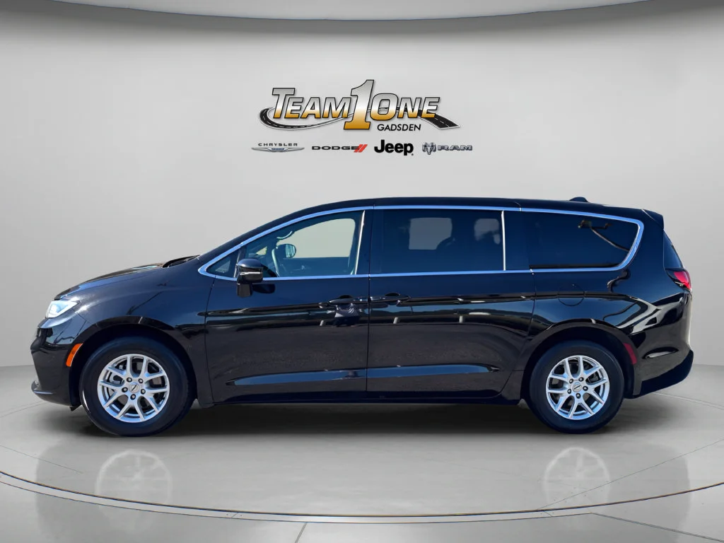 Used 2025 Diamond Black Crystal Pearlcoat Chrysler Select image 6