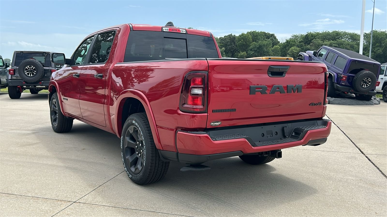 New 2026 Molten Red Pearl-Coat Exterior Paint RAM Big Horn/Lone Star image 6