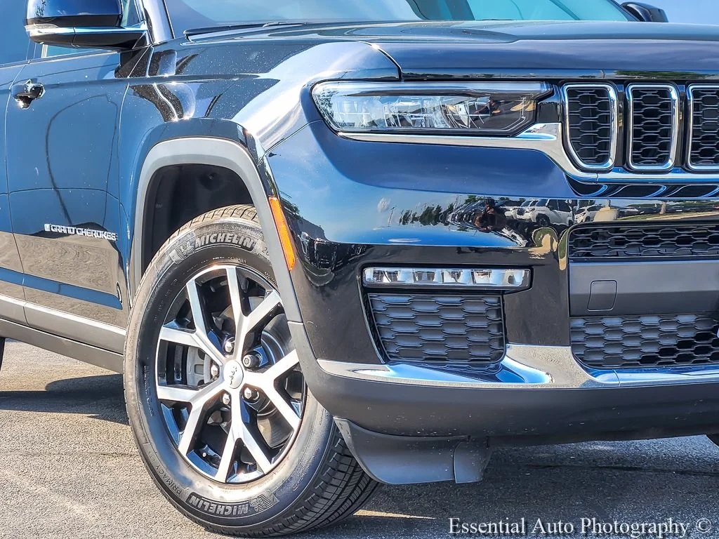 Used 2023 Black Jeep Limited image 3