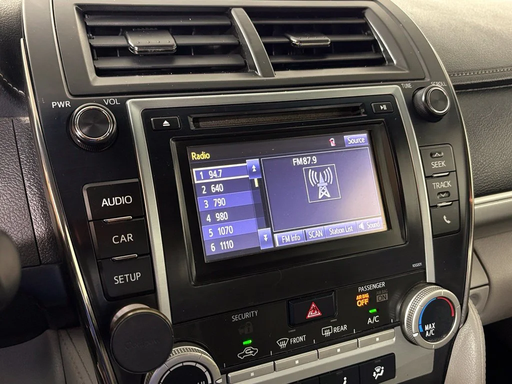 Used 2014 Silver Toyota LE image 21