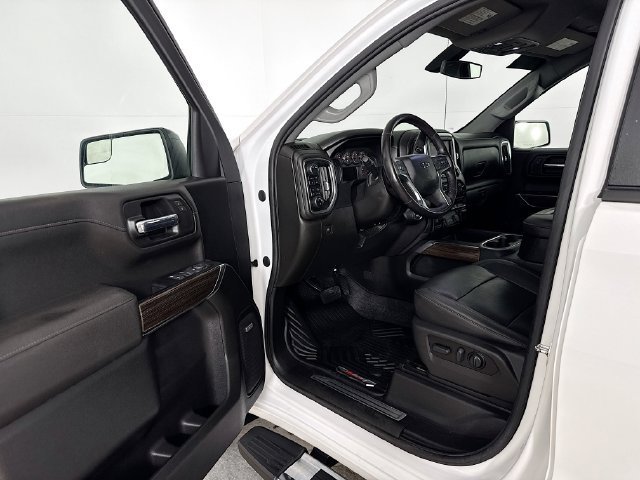 Used 2022 Iridescent Pearl Tricoat Chevrolet RST image 3