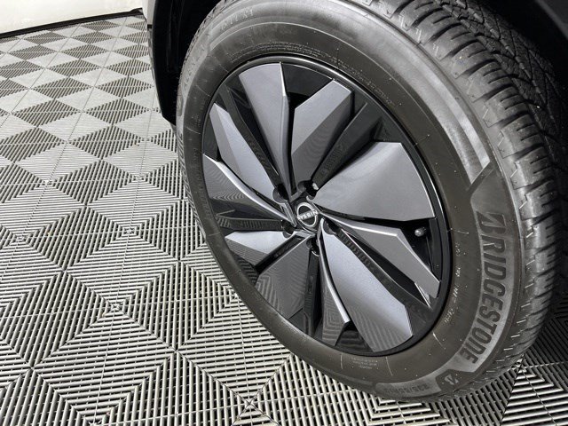 Used 2023 Gun Metallic Nissan ENGAGE image 9