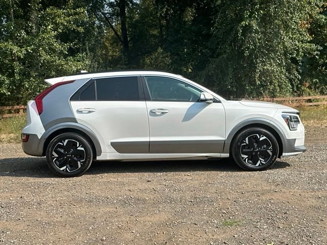 Used 2023 Snow White Pearl Kia Wave image 10