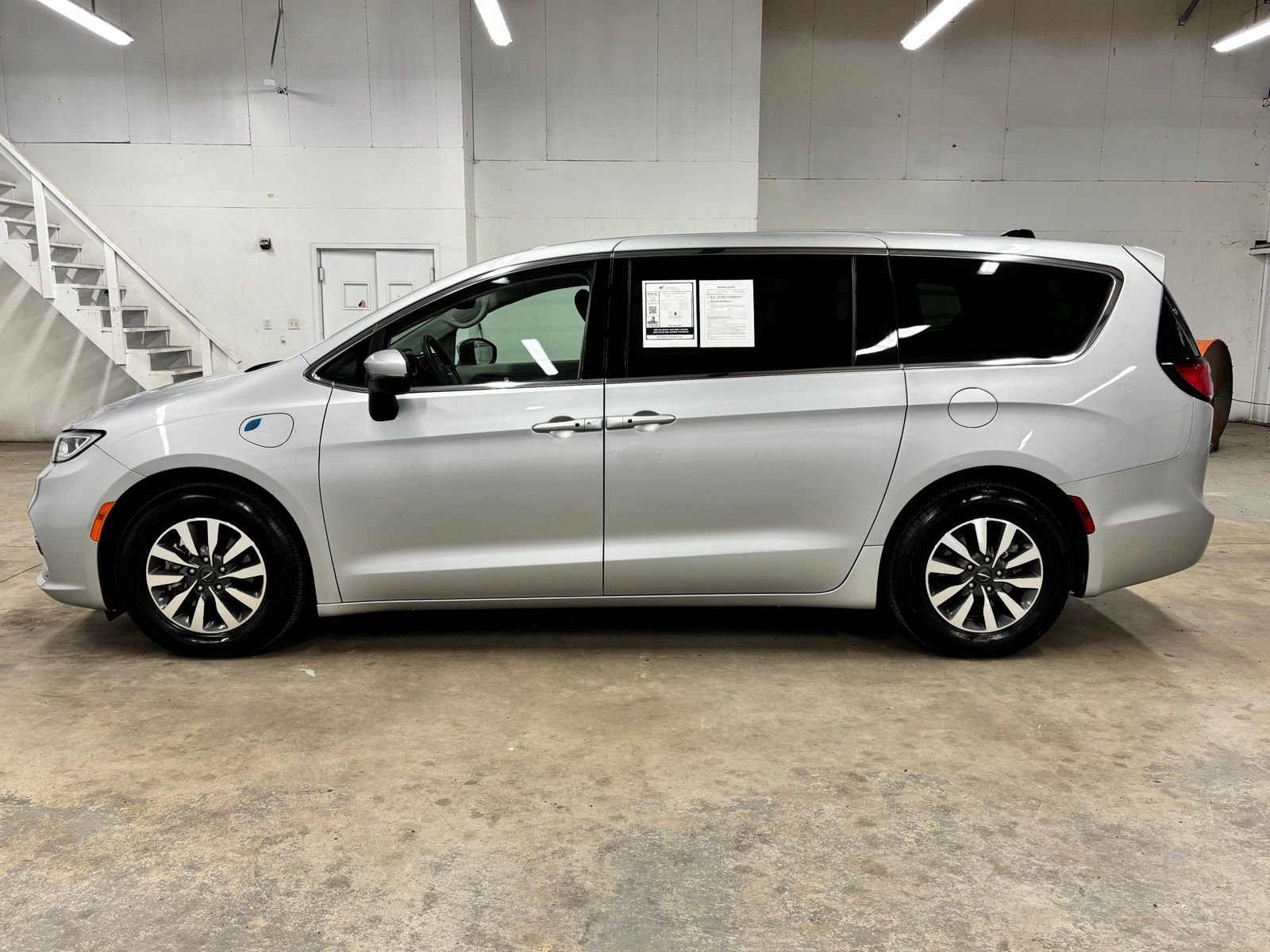 Used 2023 Silver Chrysler Touring L image 4