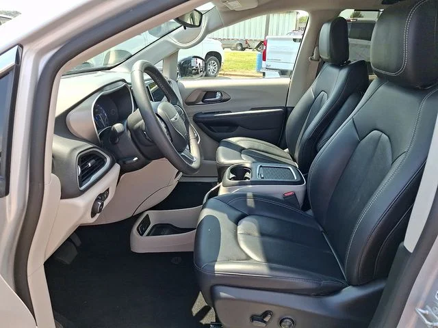 Used 2024 Silver Chrysler Touring L image 13